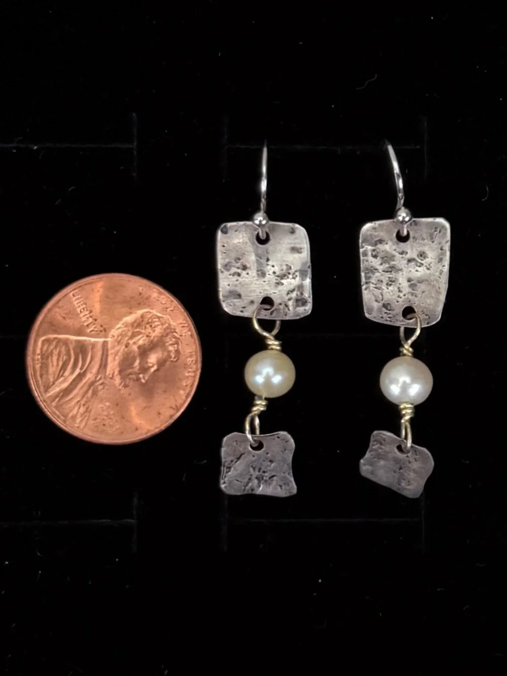 Vintage lightweight hammered silvertone faux pearl wire wrapped pierced earrings